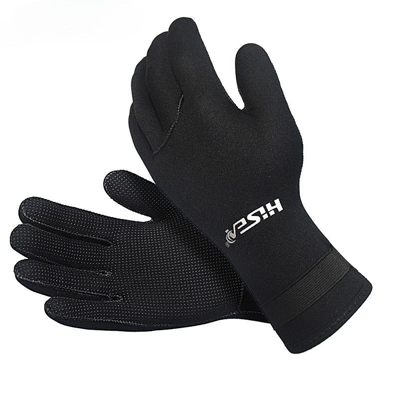 Diving gloves are non-slip, cold-proof and warm, hand guards, snorkeling and scratch-proof diving sports equipment are sent on behalf of others.