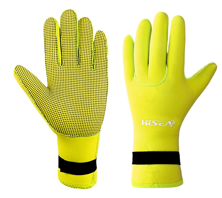 Diving gloves are non-slip, cold-proof and warm, hand guards, snorkeling and scratch-proof diving sports equipment are sent on behalf of others.